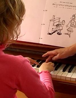 Liedjes leren door voorspelen en naspelen